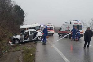 Servisle otomobil çarpıştı: 1 ölü, 9 yaralı