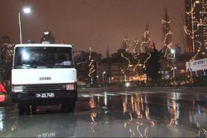 Resmi plakalı araçla afiş astılar