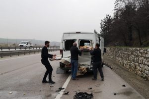 Bursa'da 3 kişinin yaralandığı kazada yola dökülen yemekleri topladılar