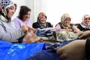 Kadınlar 'sıfır atık' dedi, eski kumaşlar torbaya dönüştü
