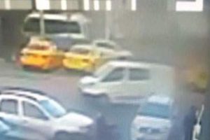 Düşürülen parayı alan kadın, güvenlik kamerasına yakalandı