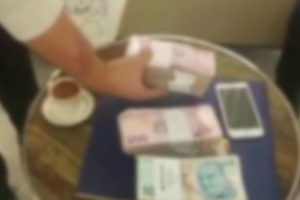 Uyanık mübaşir para alırken yakalandı