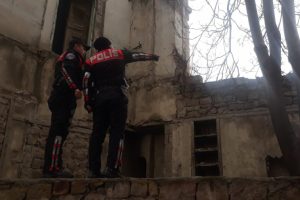 Oyuncak tabanca polisi alarma geçirdi