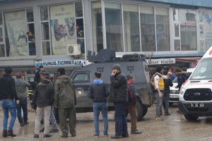 Silahlı sokak kavgası: Yaralılar var