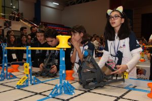 Minikler robotlarını yarıştırdı