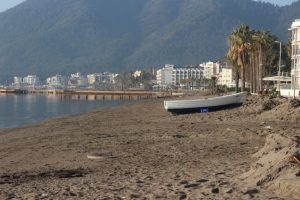 Marmaris'te deniz çekilmesi endişeye neden oldu