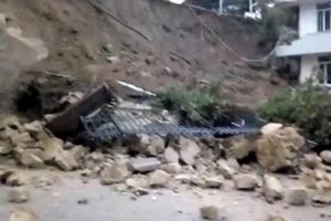 Niğde'de istinat duvarı çöktü