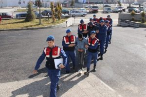 Çaldıkları koyunları satarken yakalandılar