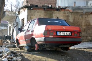 2 otomobilin 4 lastiğini çalan şüpheli tutuklandı