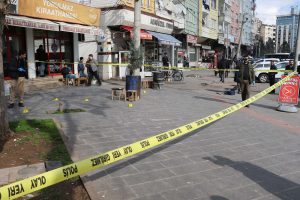 Silahlı kavgayı izleyen taksici, aracıyla kadına çarptı