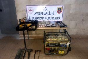 Kaçak define kazısı yaparken yakalandılar