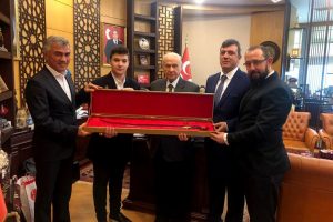 Bursa'dan MHP Lideri Bahçeli'ye Osmanlı kılıcı