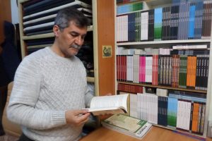Bursa'da hem terzilik hem yazarlık yapıyor