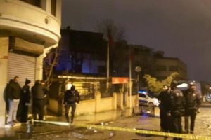 Sokakta yürüyen iki kişiye silahlı saldırı