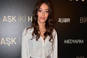 Dilan Çiçek Deniz'den aşka şiirsel bir yorum