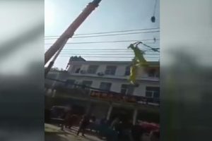 Halat koptu, akrobatlar 5 metreden yere çakıldı