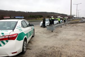 Polisten kaçan ehliyetsiz sürücü, yol kapatılarak yakalandı