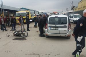 Korkutan kaza! Motosiklet ile hafif ticari araç çarpıştı