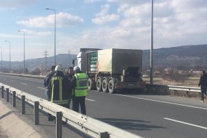 Sıkıştırılmış doğal gaz tüpü yüklü TIR'da kaçak paniği