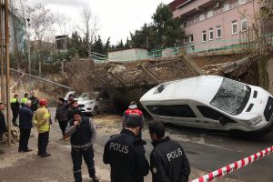 İstinat duvarı araçların üzerine çöktü