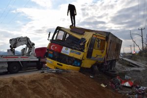 Freni patlayan kamyon bariyerlere çarptı: 1 yaralı