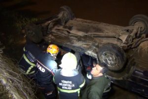 Otomobiliyle dereye düşen sürücü, son anda kurtarıldı