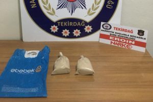 Polisi görünce 1 kilo eroini attılar