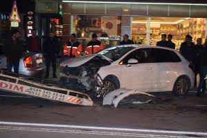 Park halindeki otomobile çarpan araç sürücüsü yaralandı