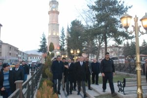 Bakan Selçuk esnaf ve vatandaşlarla buluştu