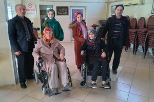MS hastası iki kadının akülü araç sevinci