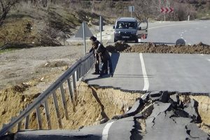 Çöken yolda dev çukur oluştu