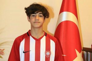 14 yaşındaki Efekan, Fenerbahçe'ye transfer oldu