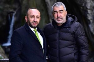 Bursaspor Teknik Direktörü Aybaba Saitabat Şelalesi'nde stres attı