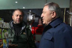 Bakan Akar ve Genelkurmay Başkanı Güler Yüksekova'da esnafı ziyaret etti