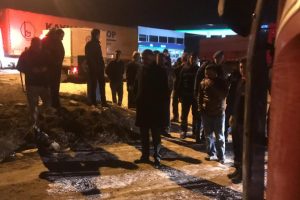 Önüne çıkan köpeğe çarpmamak için canından oluyordu