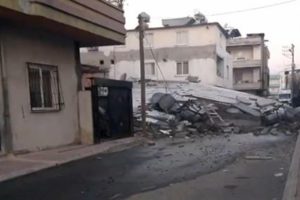 5 katlı metruk bina çöktü!