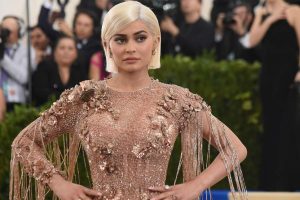 Kylie Jenner estetik iddialarını yalanladı