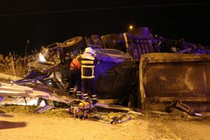 Süt tankeri demiryoluna devrildi: 2 ölü