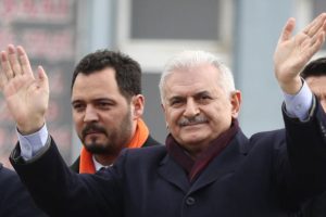 Binali Yıldırım'a öğrencilerden sevgi gösterisi