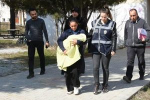 Kucağında bebeğiyle gözaltına aldı