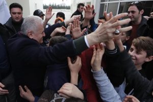 Gençlerle şarkı söyledi, birlikte ders dinledi