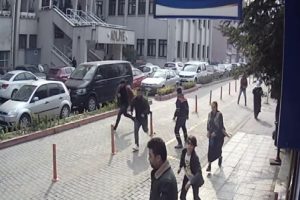 Adliye önünde silahla yaralamaya 2 tutuklama