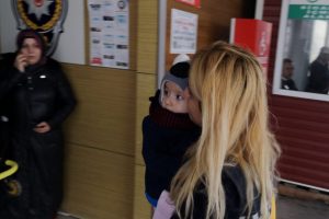 Bursa'da otomobil bariyere çarptı: 1'i bebek 3 yaralı