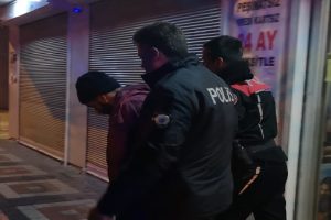 Bursa'da çatıdan girdiği iş yerinde dolapta yakalandı