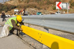 Bursa'da motorcu dostu bariyerler takılmaya başlandı