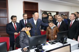 Bakan Soylu, gençlerle türkü söyledi