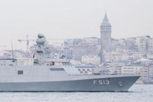 Türk savaş gemileri İstanbul Boğazı'ndan geçti
