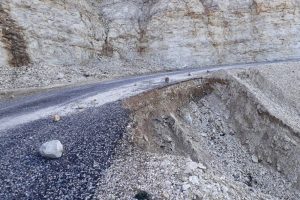 Köy yolu çöktü