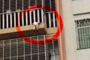 Balkon demirine sıkışan çocuk panik yarattı