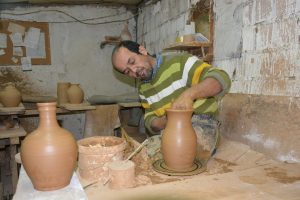 Bursalı çift çamuru sanat eserine dönüştürüyor